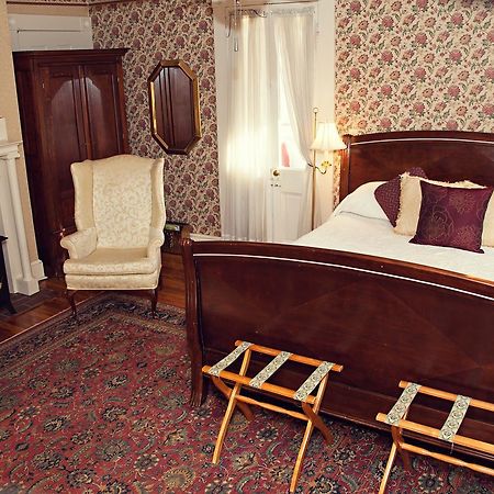 The Carriage Inn Bed And Breakfast Charles Town Εξωτερικό φωτογραφία