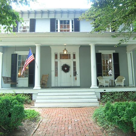 The Carriage Inn Bed And Breakfast Charles Town Εξωτερικό φωτογραφία