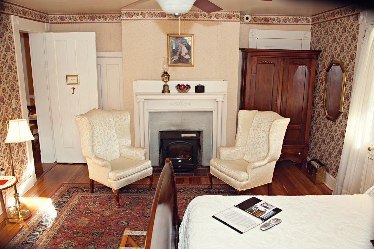 The Carriage Inn Bed And Breakfast Charles Town Εξωτερικό φωτογραφία
