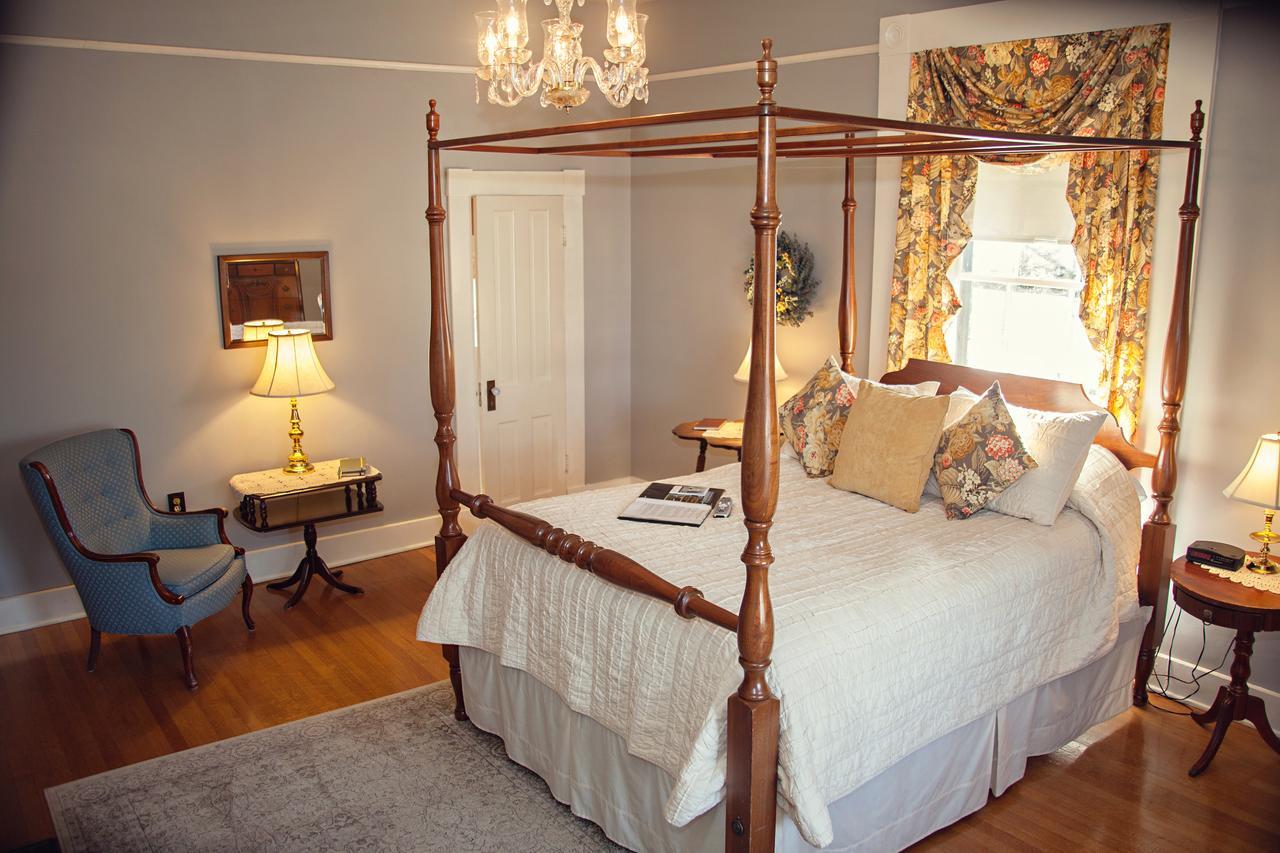 The Carriage Inn Bed And Breakfast Charles Town Εξωτερικό φωτογραφία