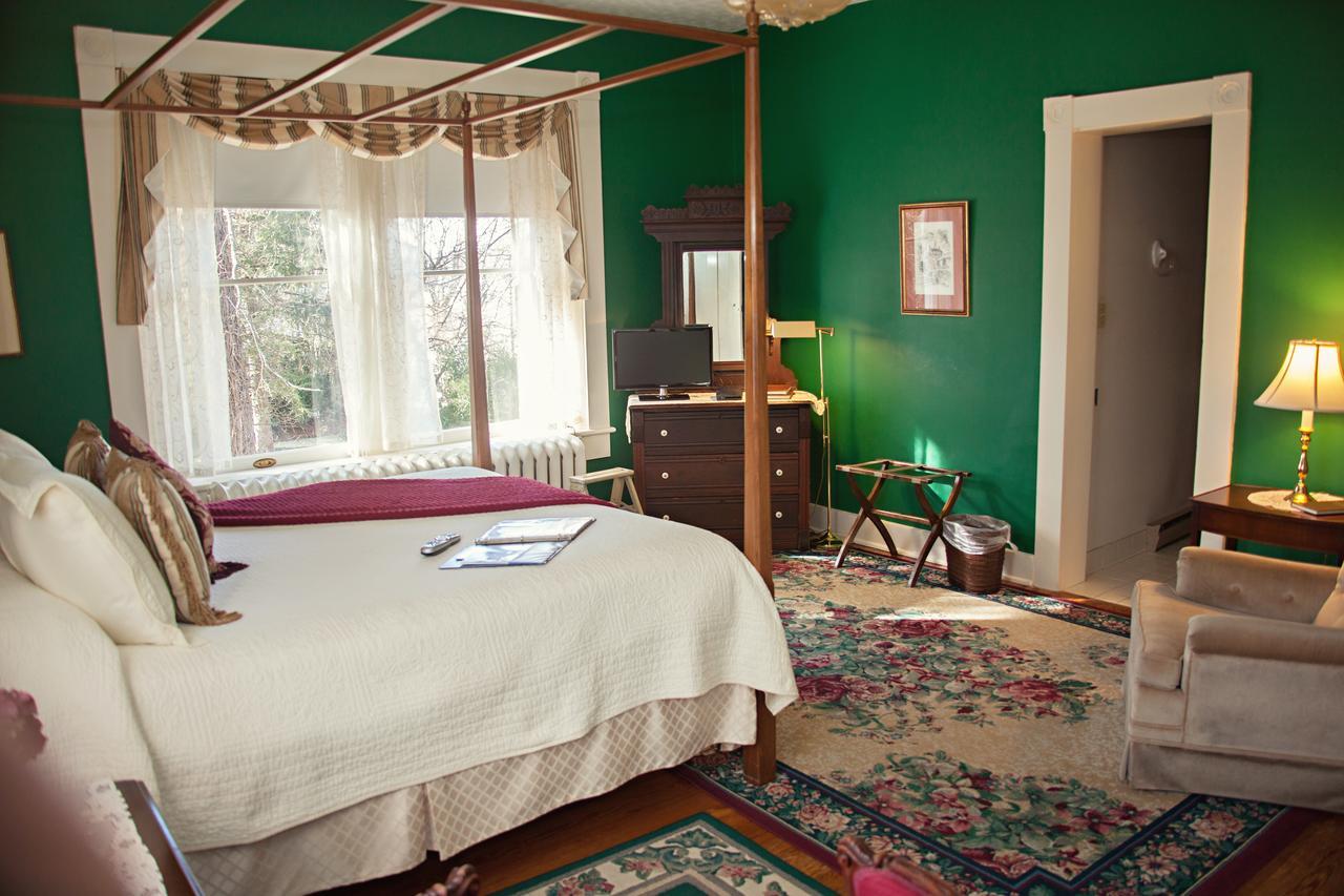 The Carriage Inn Bed And Breakfast Charles Town Εξωτερικό φωτογραφία