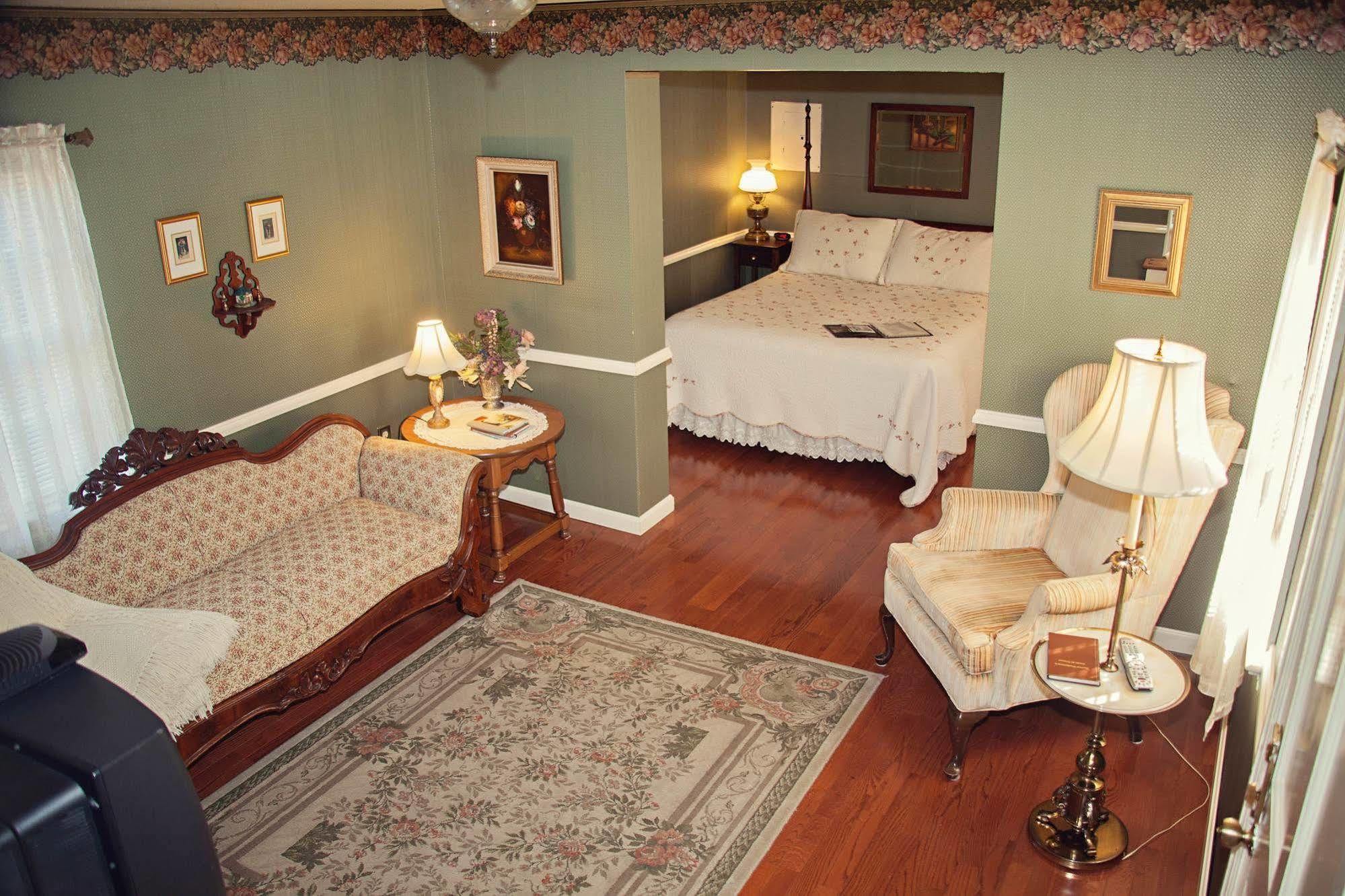 The Carriage Inn Bed And Breakfast Charles Town Εξωτερικό φωτογραφία