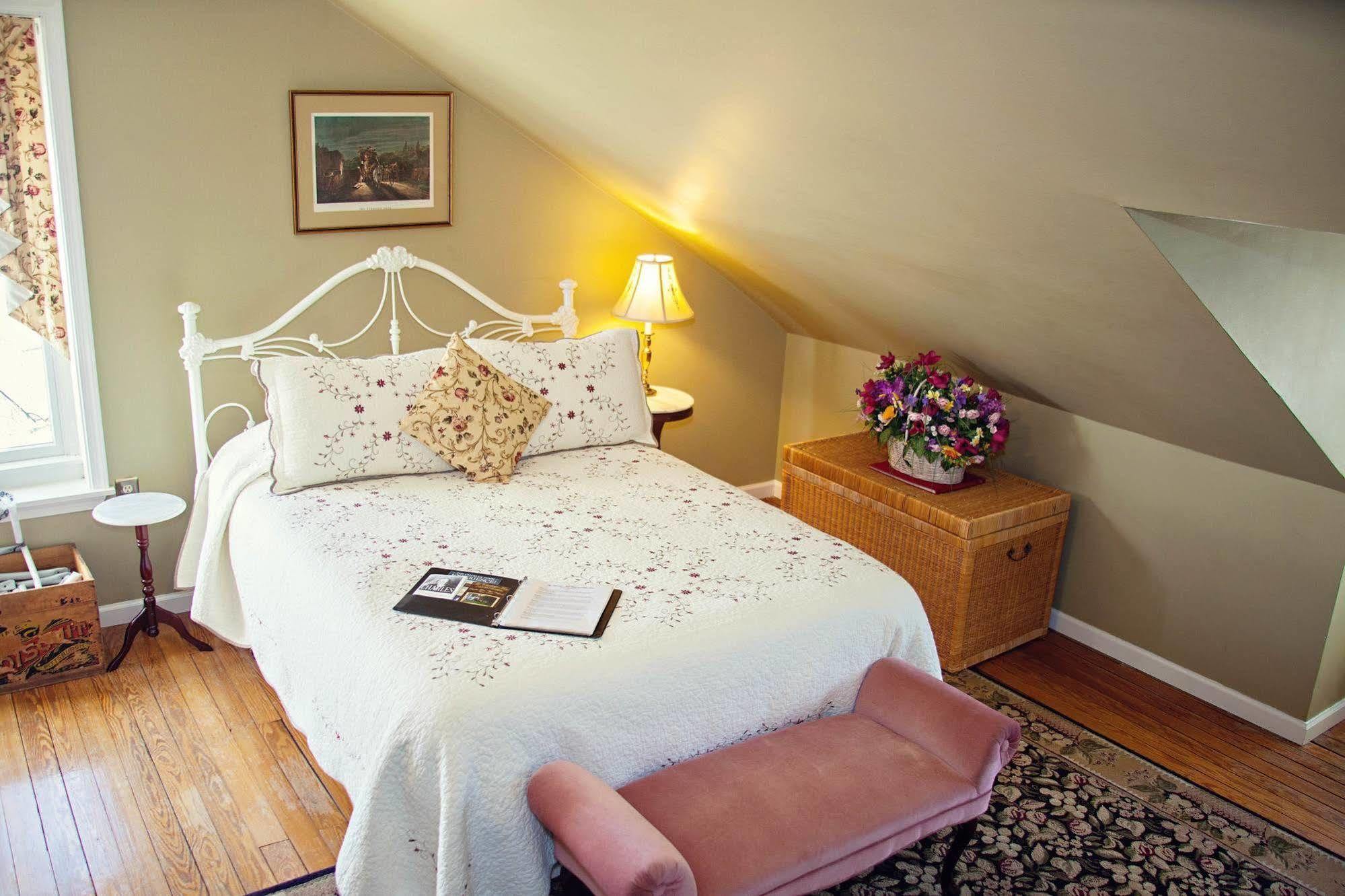 The Carriage Inn Bed And Breakfast Charles Town Εξωτερικό φωτογραφία
