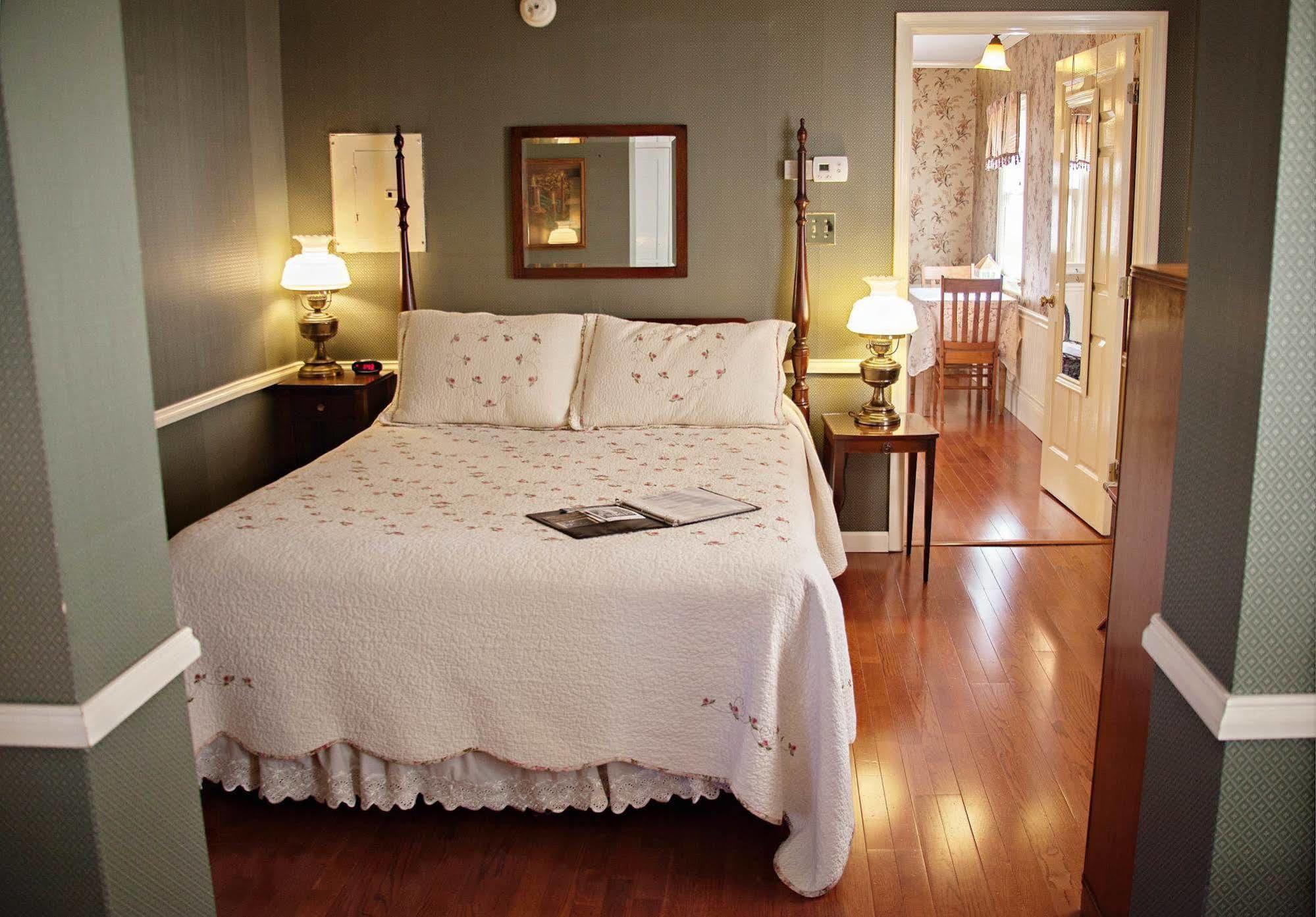 The Carriage Inn Bed And Breakfast Charles Town Εξωτερικό φωτογραφία