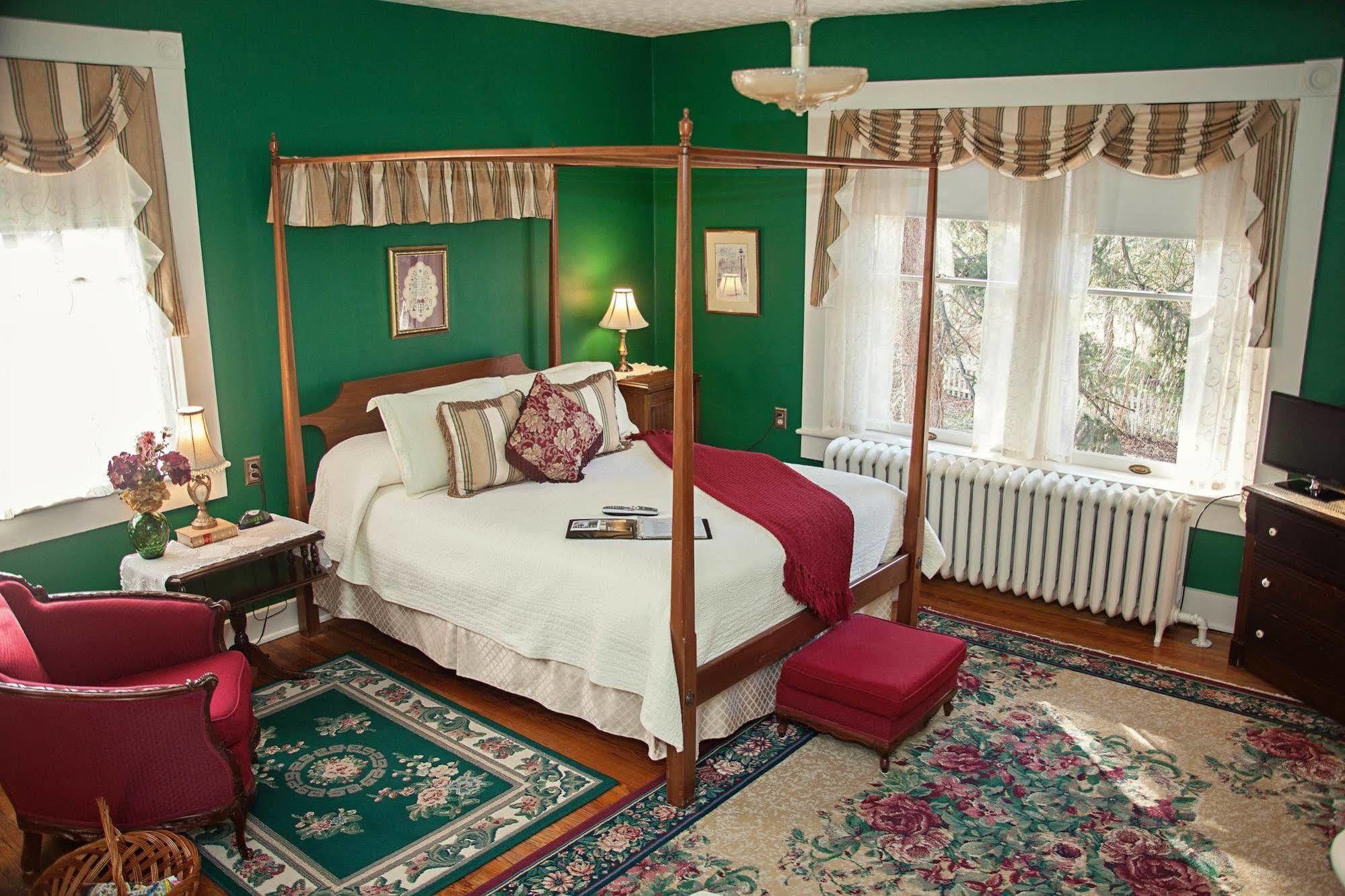 The Carriage Inn Bed And Breakfast Charles Town Εξωτερικό φωτογραφία