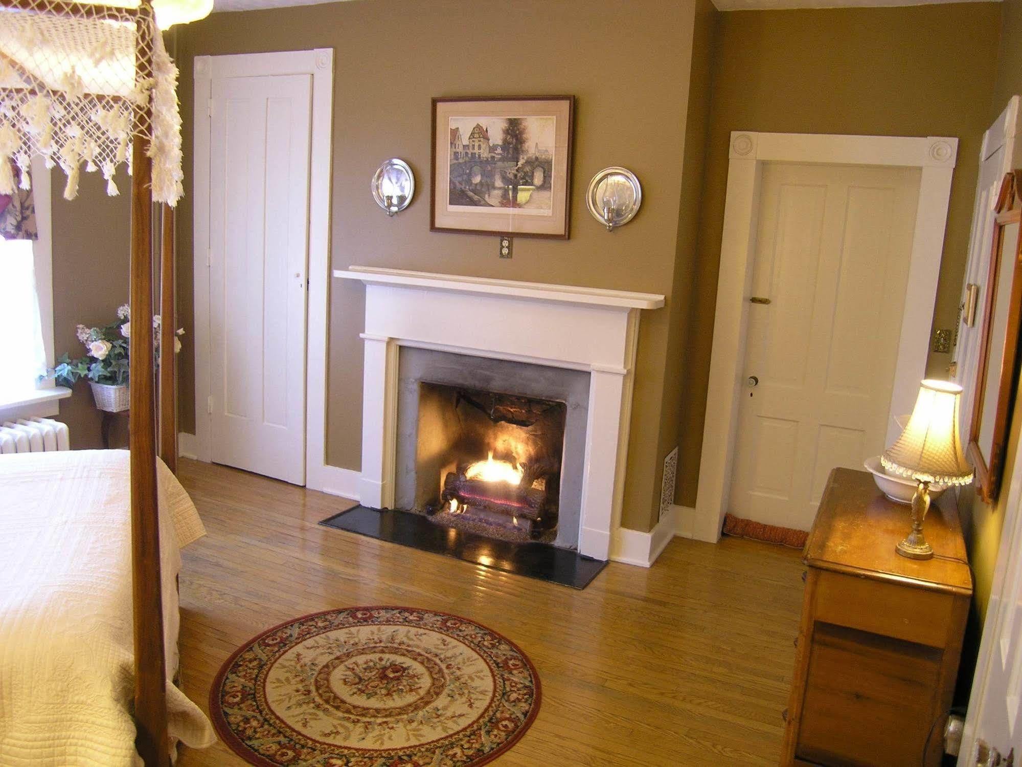 The Carriage Inn Bed And Breakfast Charles Town Εξωτερικό φωτογραφία