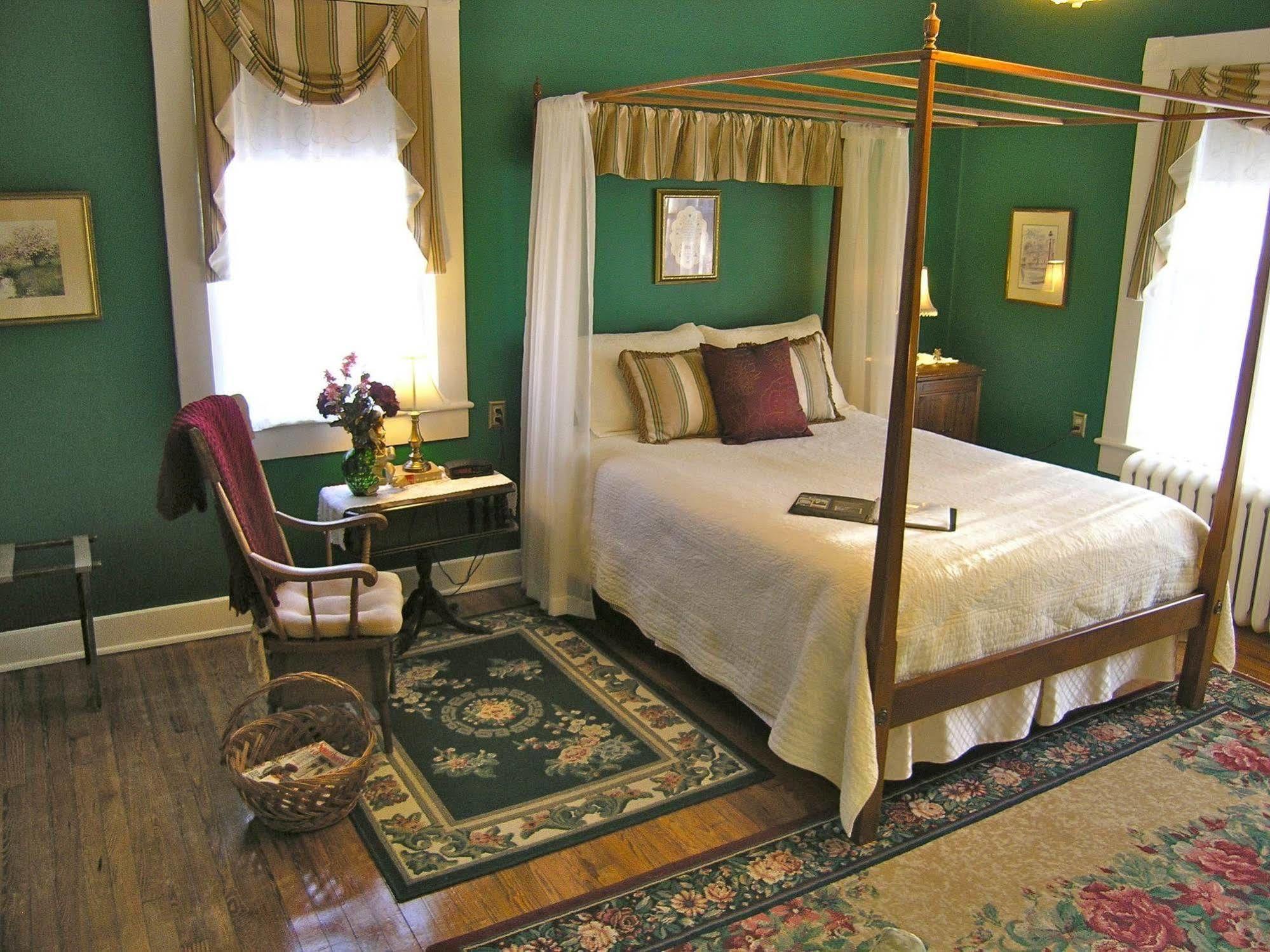 The Carriage Inn Bed And Breakfast Charles Town Εξωτερικό φωτογραφία