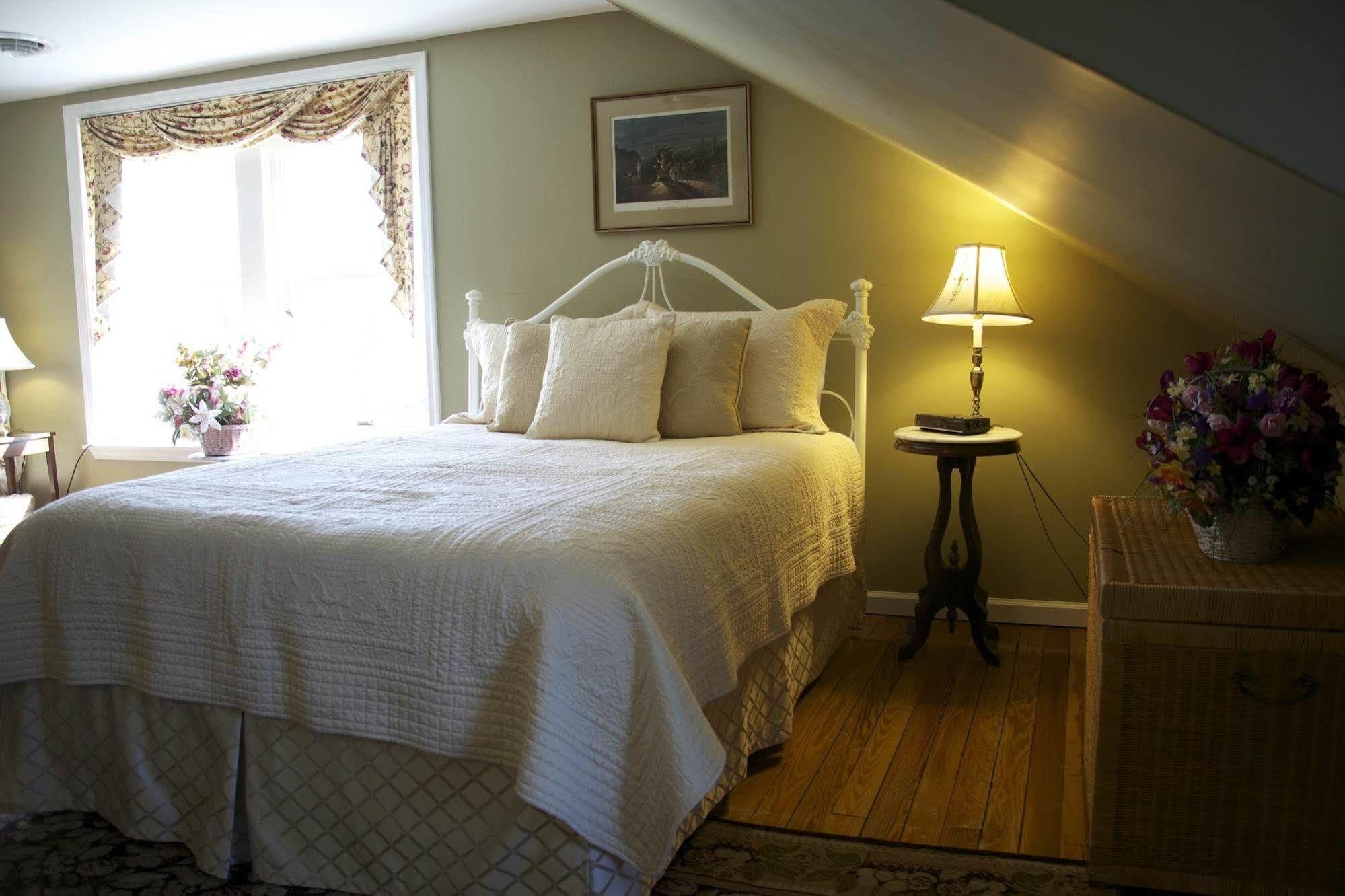 The Carriage Inn Bed And Breakfast Charles Town Εξωτερικό φωτογραφία